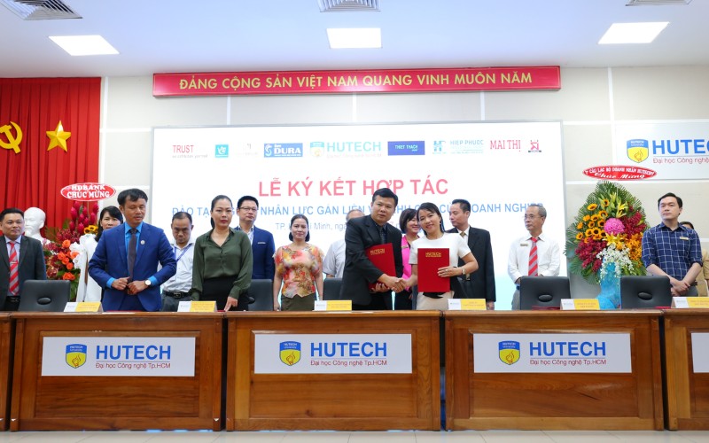 Hiep Phuoc Industrial Park has signed a cooperation agreement with HUTECH University to train highly qualified human resources for Enterprises