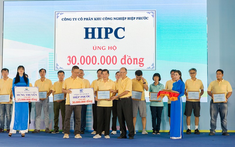 Mr. Dinh Van Tuoi - Deputy General Director of HIPC awarded 30,000,000 VND to the charity fund of the program