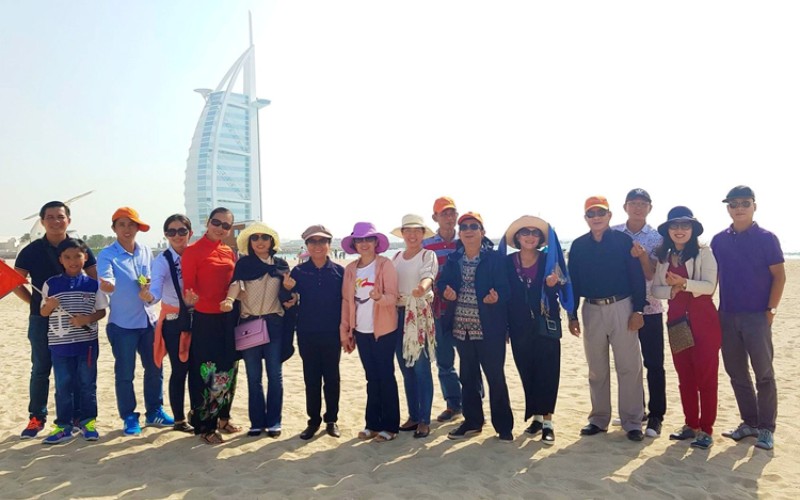 HIPC travel team took a photo in Dubai