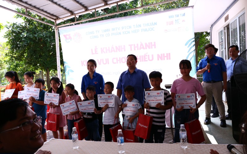 25 scholarships of 1 million VND and many gifts were also given to disadvantaged workers' children