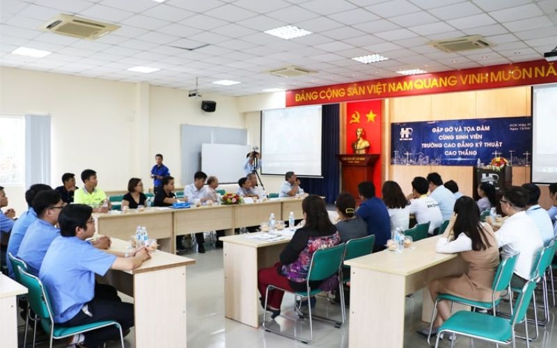 Talks with students of Cao Thang Technical College in Hiep Phuoc Industrial Park