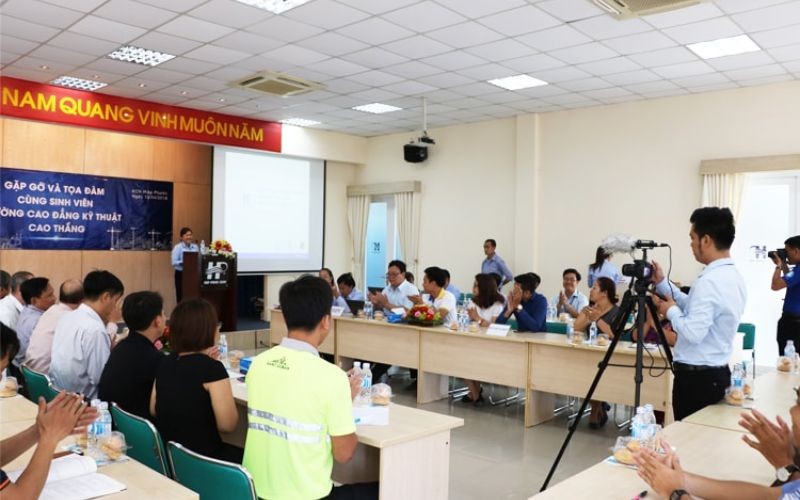 Talks with students of Cao Thang Technical College in Hiep Phuoc Industrial Park